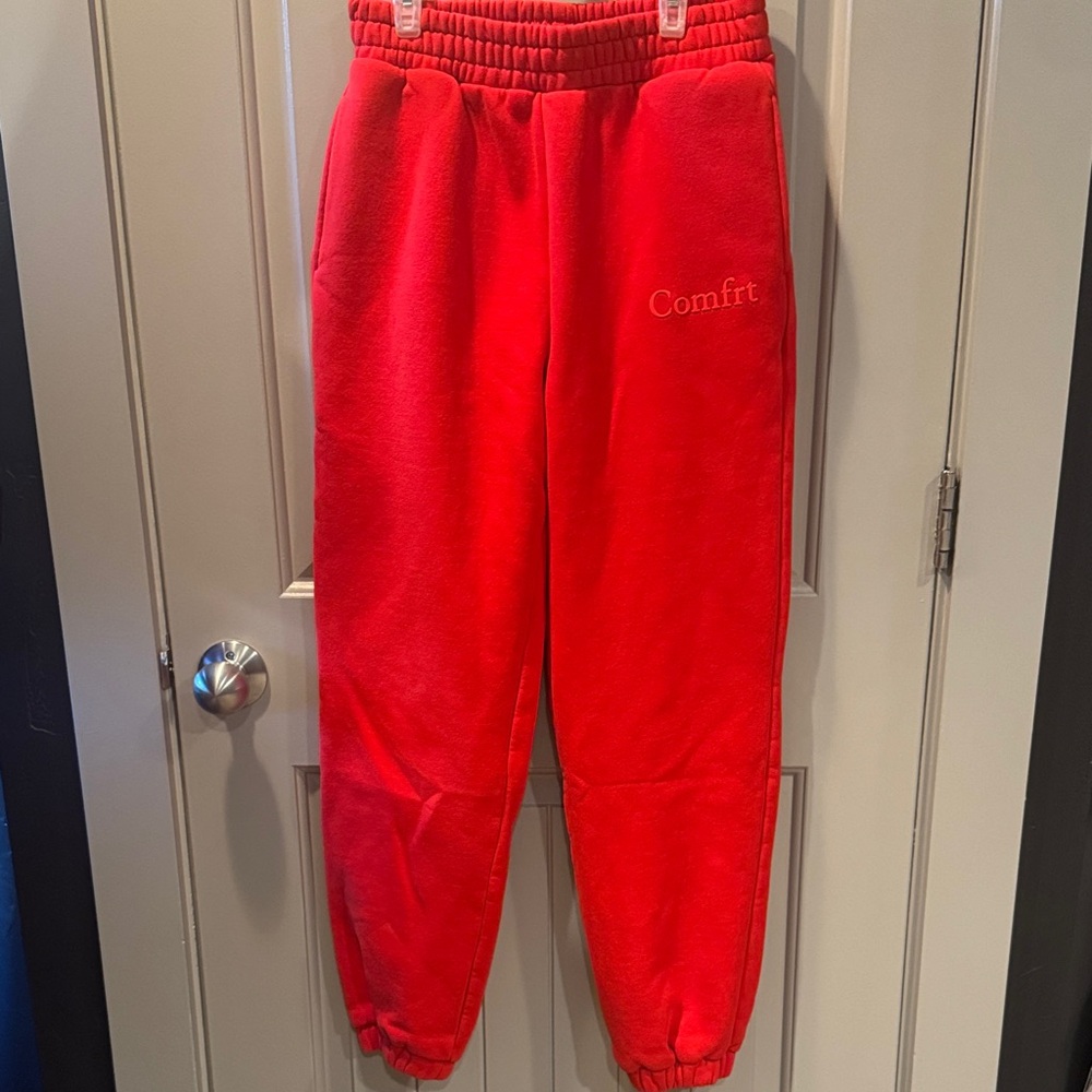 Comfrt Women's Red Joggers